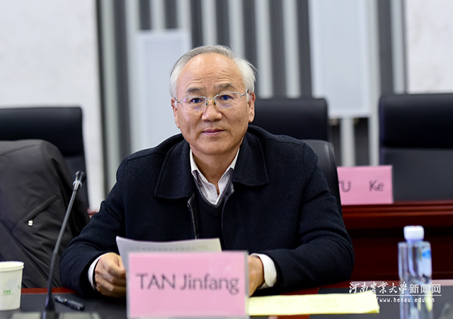 副校长谭金芳主持座谈会