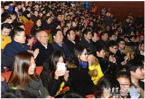 校党委书记程传兴,校长、中国工程院院士张改平,校党委副书记、工会主席褚金海,副校长谭金芳、张全国与师生一起观看演出 校党委书记程传兴,校长、中国工程院院士张改平,校党委副书记、工会主席褚金海,副校长谭金芳、张全国与师生一起观看演出