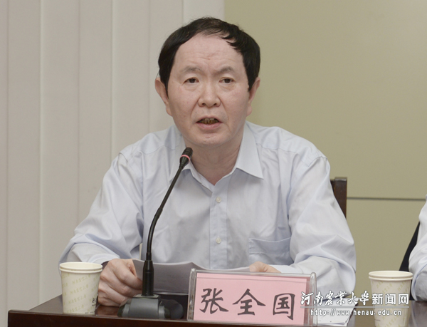 副校长张全国宣读学校关心下一代工作先进集体、先进个人表彰决定 副校长张全国宣读学校关心下一代工作先进集体、先进个人表彰决定