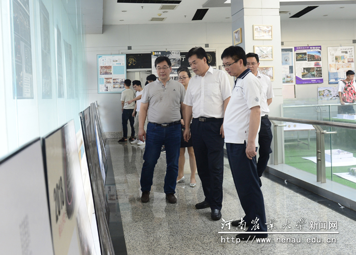 校党委副书记、工会主席李成吾参观展览 校党委副书记、工会主席李成吾参观展览