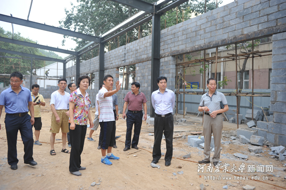 校领导实地查看临时食堂建设工作