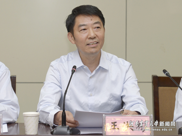 校党委副书记王洪彬主持会议 校党委副书记王洪彬主持会议