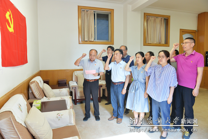校纪委书记、监察专员游舸带领大家重温入党誓词