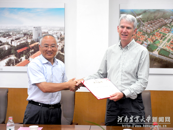 副校长谭金芳为Steven Theg教授颁发聘书 副校长谭金芳为Steven Theg教授颁发聘书