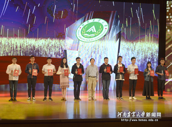 副校长张全国为获奖个人代表颁奖
