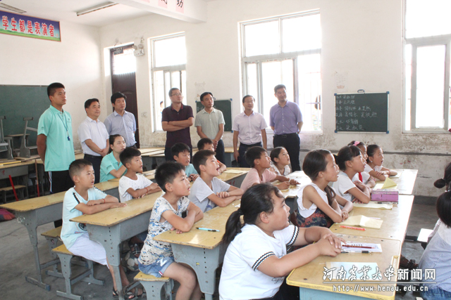 褚金海一行看望驻西华县孙庄村东方希望小学社会实践师生
