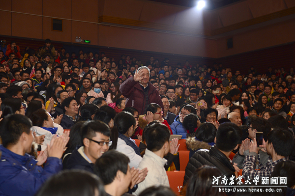 我校校歌曲作者朱敬修教授走进演出现场,受到现场师生的热烈欢迎 我校校歌曲作者朱敬修教授走进演出现场,受到现场师生的热烈欢迎