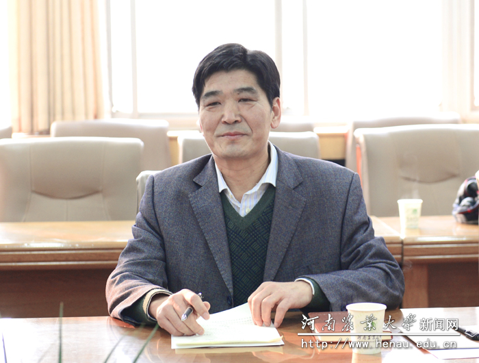 校党委副书记赵榴明主持座谈会