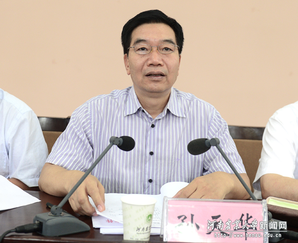 常务副校长孙天华宣读表彰文件 常务副校长孙天华宣读表彰文件
