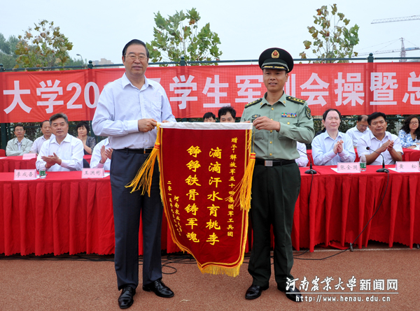 校党委书记程传兴代表学校向承训部队赠送锦旗 校党委书记程传兴代表学校向承训部队赠送锦旗