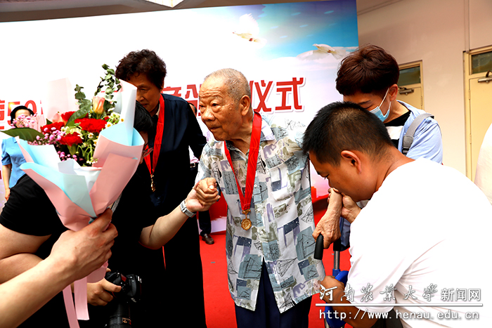 参加颁发仪式的老党员(1) 参加颁发仪式的老党员(1)