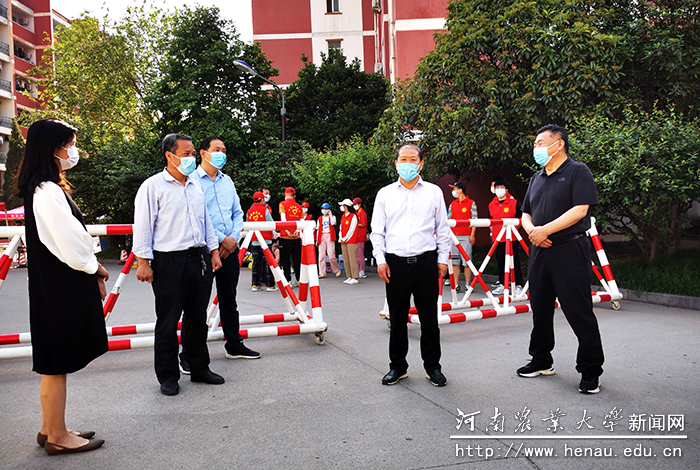 校长介晓磊在文化路校区桃李园学生公寓看望师生员工 校长介晓磊在文化路校区桃李园学生公寓看望师生员工