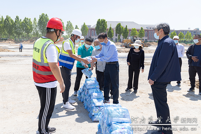 校党委书记魏蒙关一行在龙子湖校区在建工地看望慰问一线建设人员 校党委书记魏蒙关一行在龙子湖校区在建工地看望慰问一线建设人员