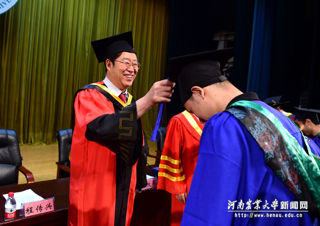 校党委书记程传兴为毕业生拨流苏
