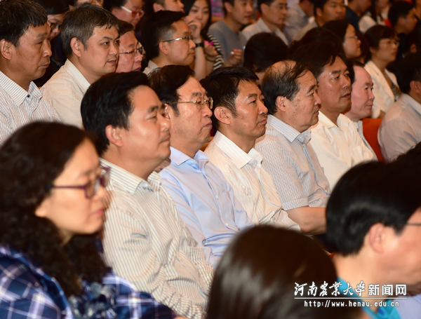 校领导与广大师生一起聆听报告 校领导与广大师生一起聆听报告