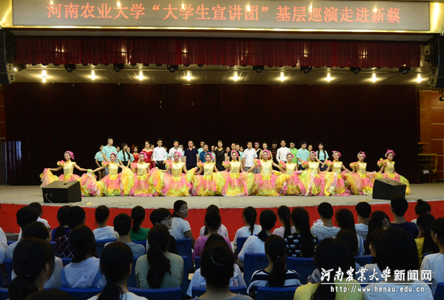 演职人员与现场观众依依惜别