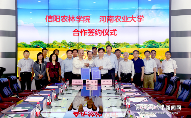 在全体与会人员见证下，双方签署合作协议