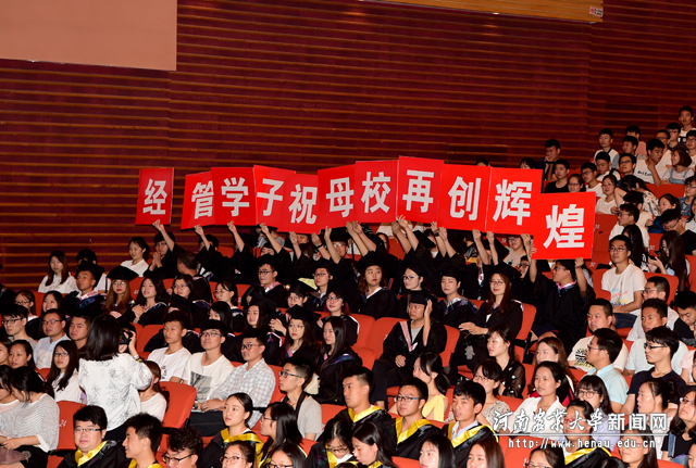毕业生通过各种方式表达对母校的祝福