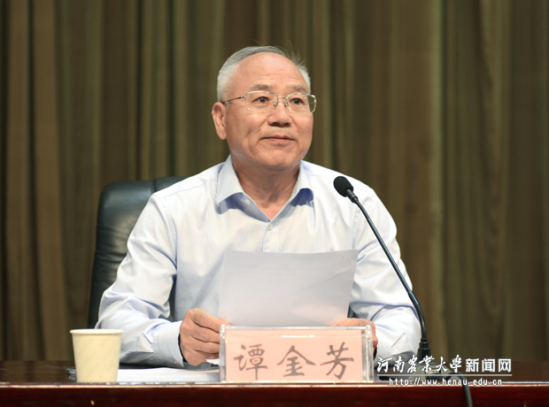 副校长谭金芳主持开学典礼