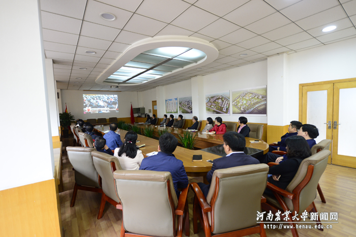 校机关干部职工集中收听收看开幕式