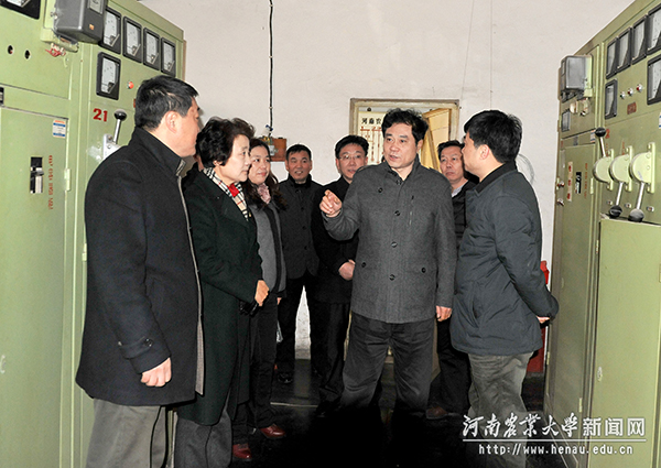 校长、中国工程院院士张改平在文化路校区察看电力保障工作 校长、中国工程院院士张改平在文化路校区察看电力保障工作