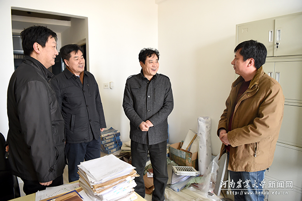校长、中国工程院院士张改平在龙子湖校区看望工作人员 校长、中国工程院院士张改平在龙子湖校区看望工作人员