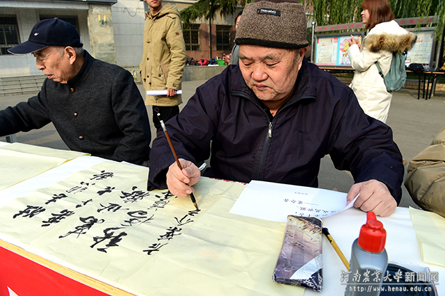 离退休老同志挥毫泼墨 离退休老同志挥毫泼墨