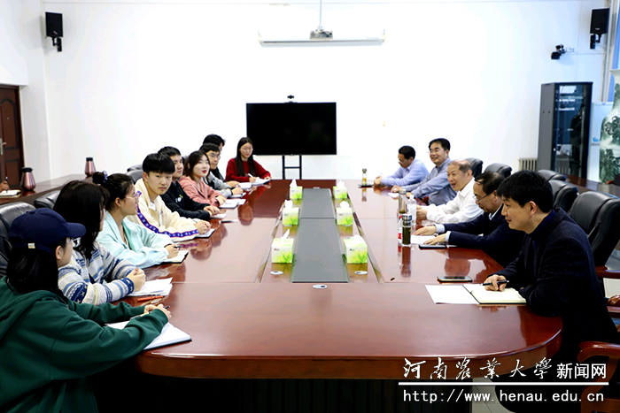 校长介晓磊在许昌校区与学生进行交流座谈 校长介晓磊在许昌校区与学生进行交流座谈