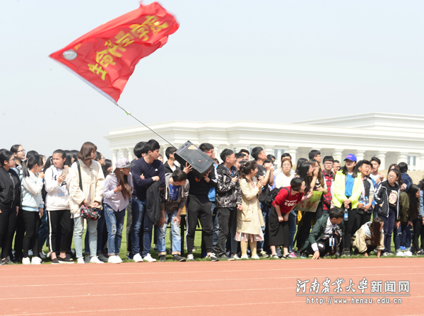 扛音箱的同学好威武 扛音箱的同学好威武