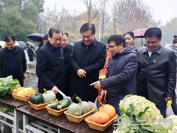 校党委副书记、工会主席李成吾参观展览 校党委副书记、工会主席李成吾参观展览