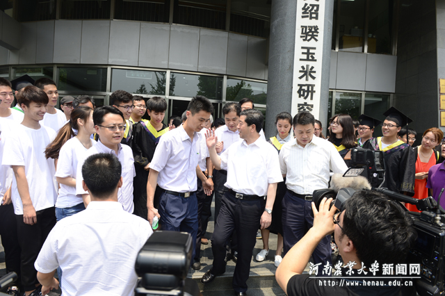 陈润儿向现场师生挥手告别