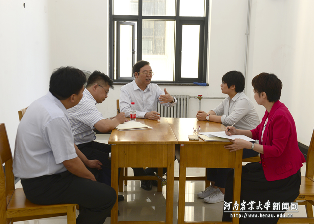 校党委书记程传兴指导授课青年教师