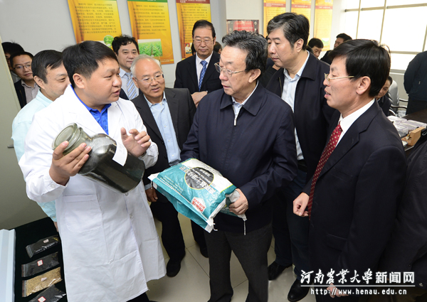 考察国家烟草栽培生理生化研究基地,向科研人员了解高碳基土壤修复肥研发应用情况 考察国家烟草栽培生理生化研究基地,向科研人员了解高碳基土壤修复肥研发应用情况