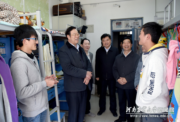 校党委书记程传兴一行走进宿舍和同学们亲切交谈 校党委书记程传兴一行走进宿舍和同学们亲切交谈