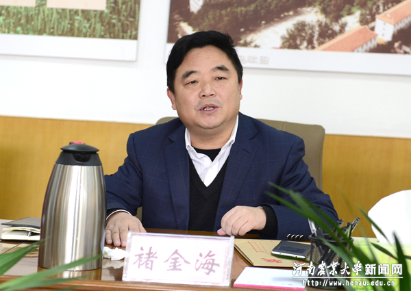 校党委副书记、工会主席褚金海主持会议 校党委副书记、工会主席褚金海主持会议