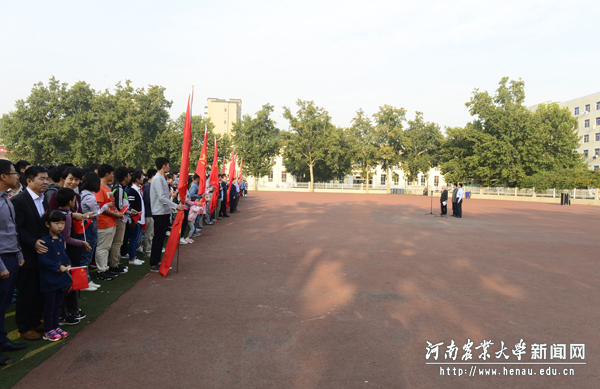 学校隆重举行“庆国庆·升国旗”仪式 学校隆重举行“庆国庆·升国旗”仪式