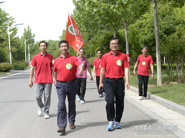 我校教职工参加省直机关健步走活动