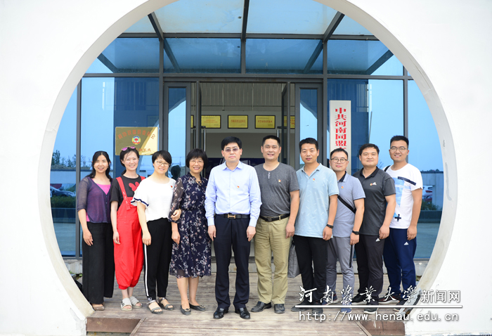 与会党员合影留念 与会党员合影留念