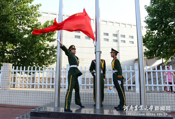 升旗手展开五星红旗 升旗手展开五星红旗