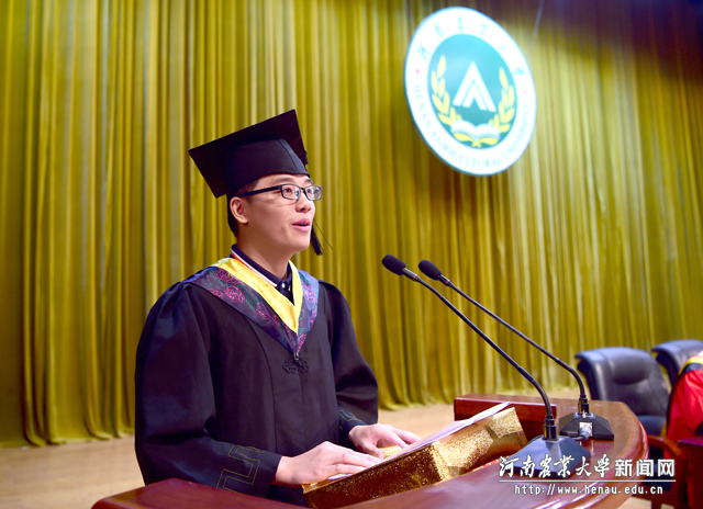 优秀毕业生代表、烟草学院谢湛同学发言