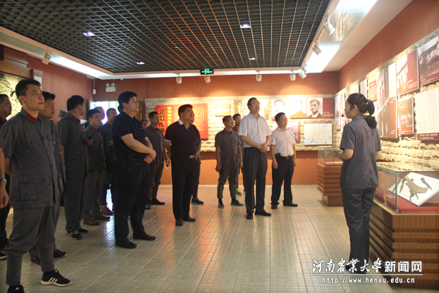 校党委书记程传兴，校党委副书记、工会主席褚金海与参训学员一起参加现场教学活动