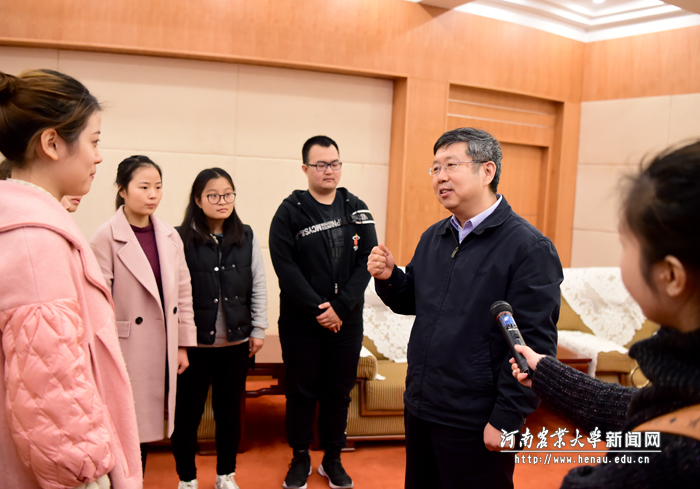 我校学生代表与刘炯天交流 我校学生代表与刘炯天交流