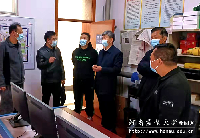 副校长杨喜田在文化路校区监控室进行实地检查 副校长杨喜田在文化路校区监控室进行实地检查
