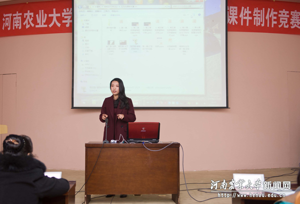 参赛教师在比赛中