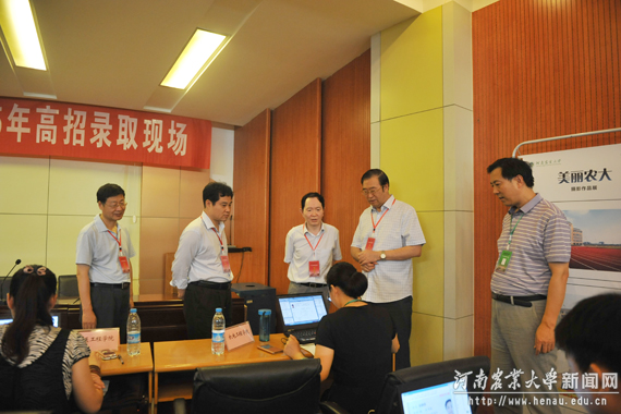 校领导查看指导招生工作 校领导查看指导招生工作