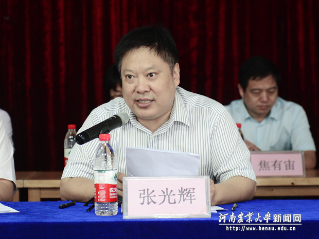 校长办公室主任张光辉主持开学典礼
