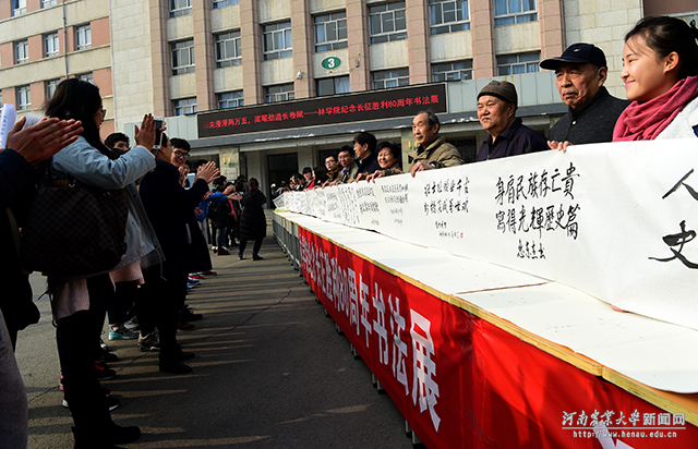 参观师生为大家精彩作品鼓掌喝彩 参观师生为大家精彩作品鼓掌喝彩