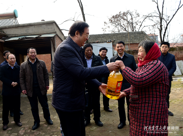 校党委书记程传兴为困难家庭送上慰问品