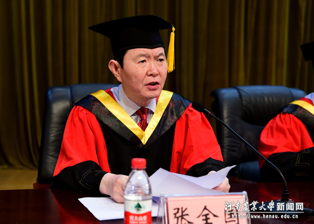 副校长张全国主持毕业典礼