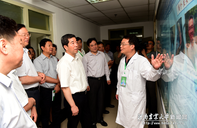 省长陈润儿视察安博官方网站，听取张龙现教授介绍人畜共患病实验室情况1
